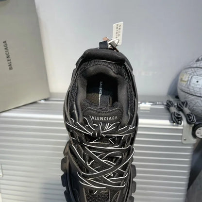B - SNEAKERS