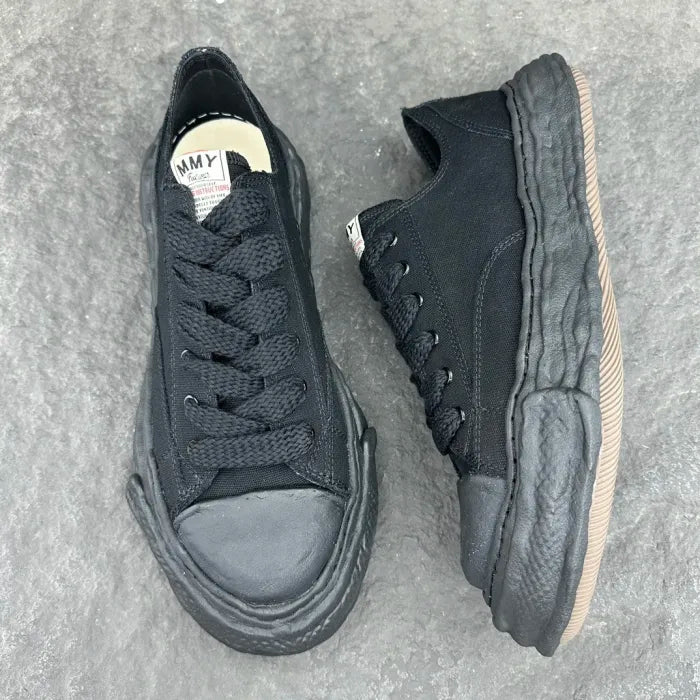 A - SNEAKERS