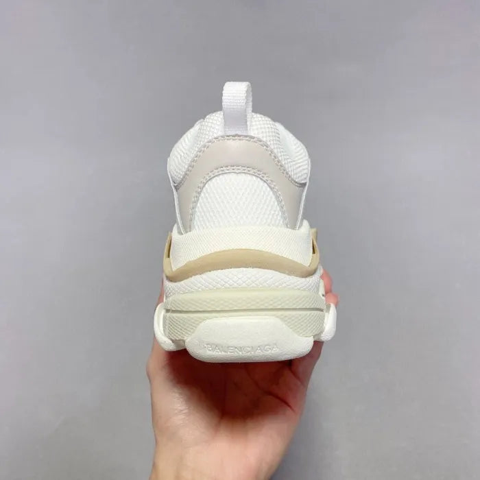 B - SNEAKERS