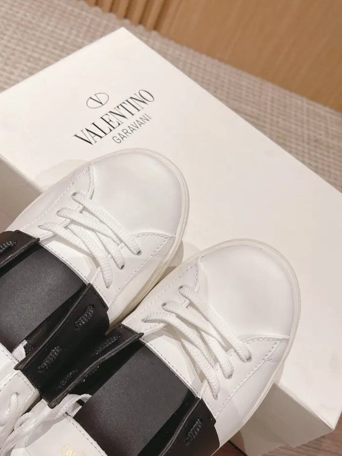 V - SNEAKERS