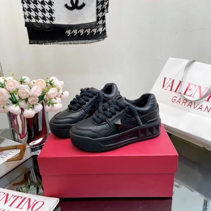V - SNEAKERS