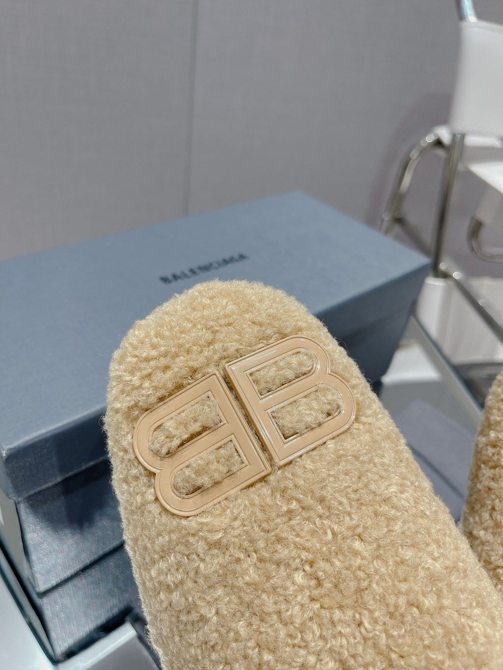 B-Sneakers