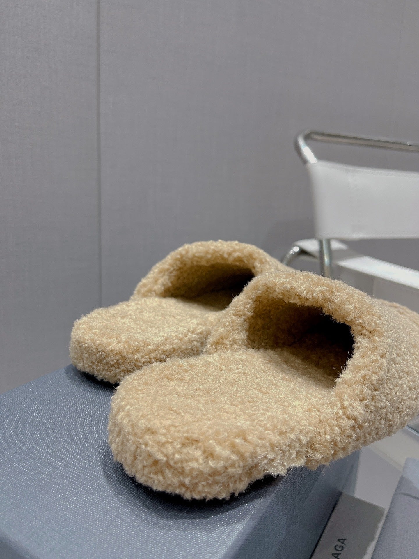 B-Sneakers