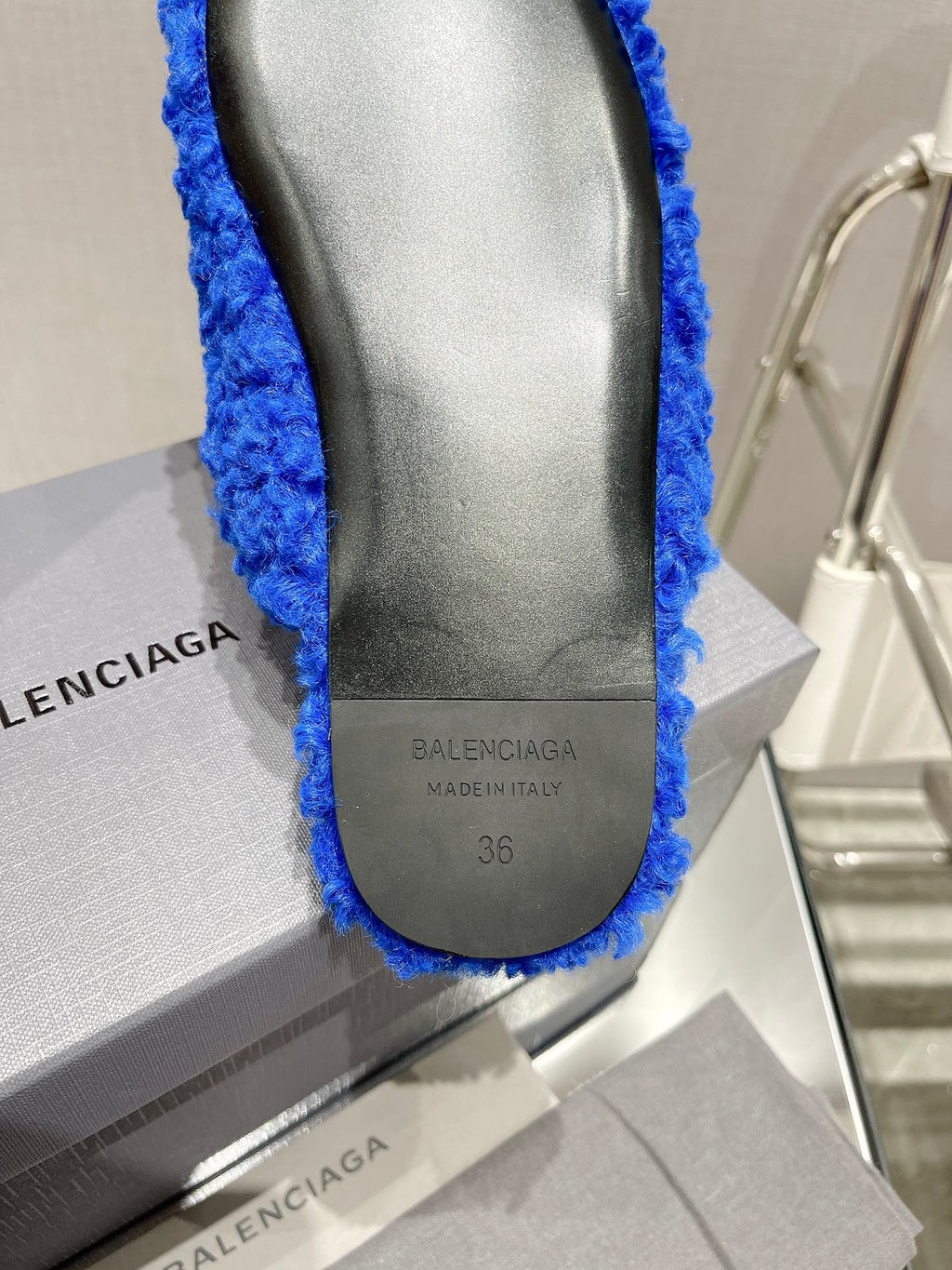 B-Sneakers