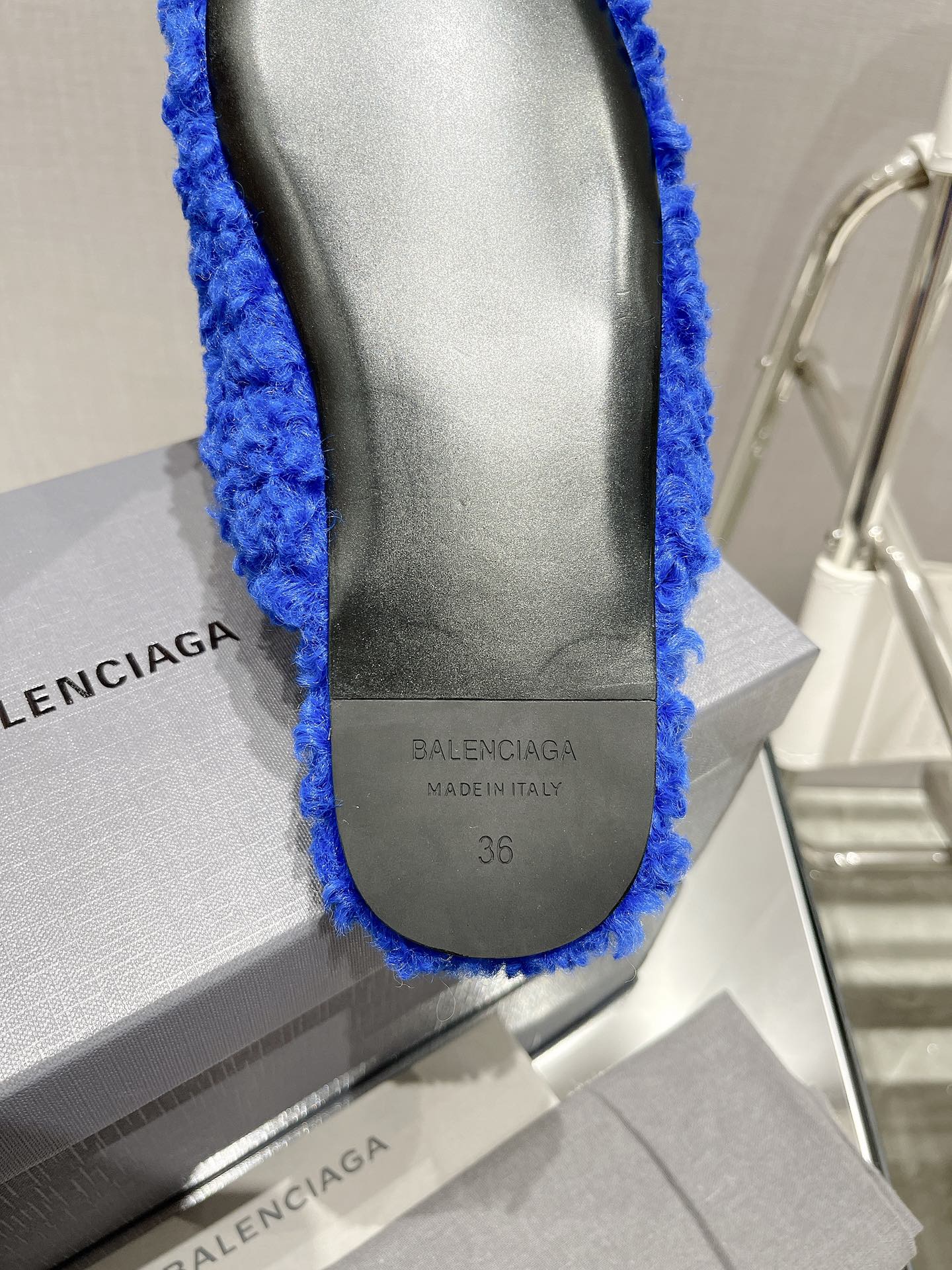 B-Sneakers