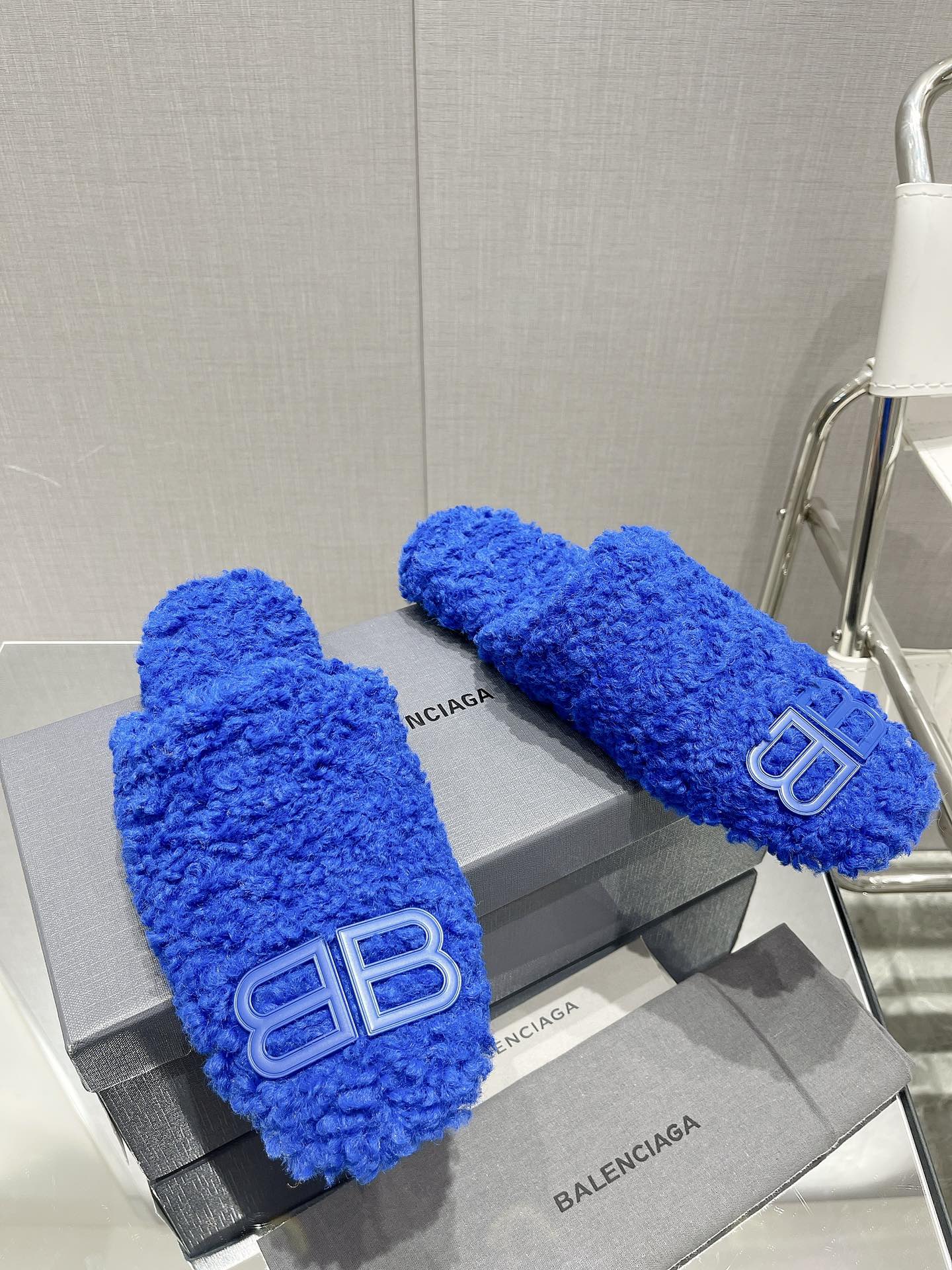 B-Sneakers