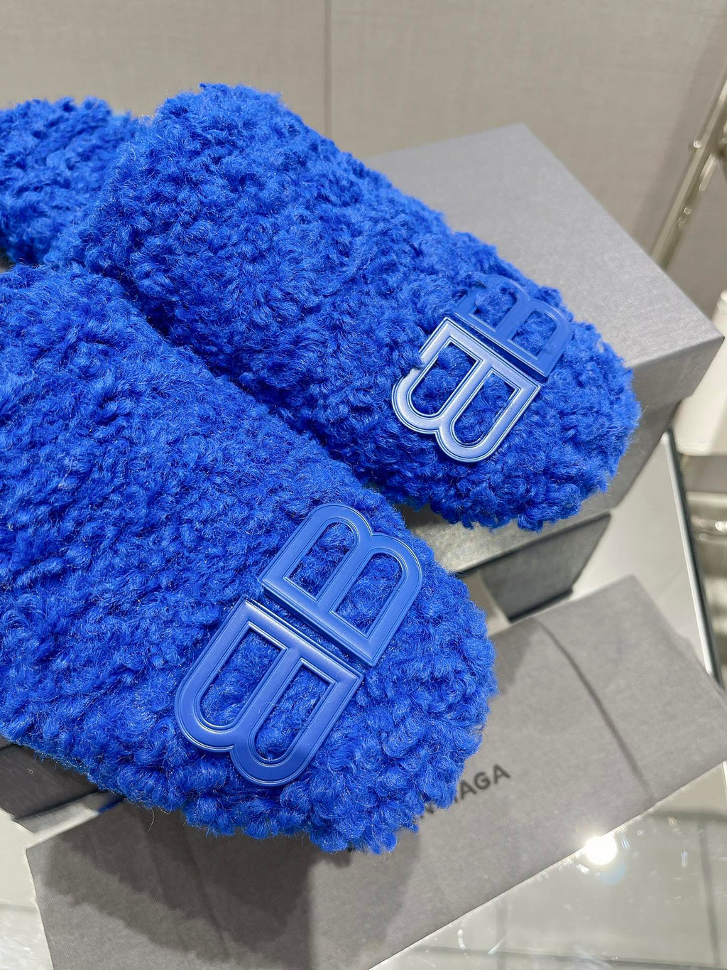 B-Sneakers