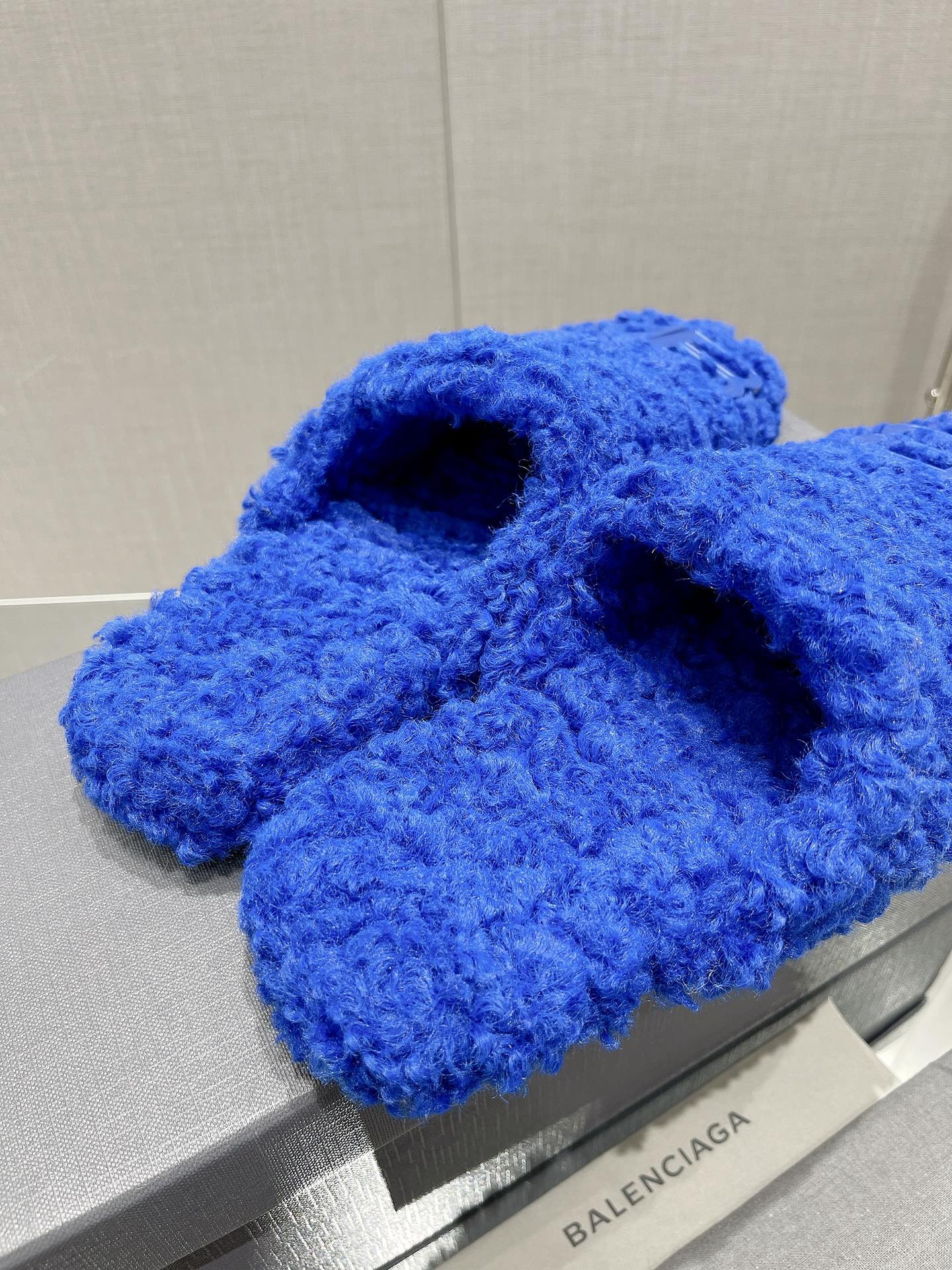 B-Sneakers