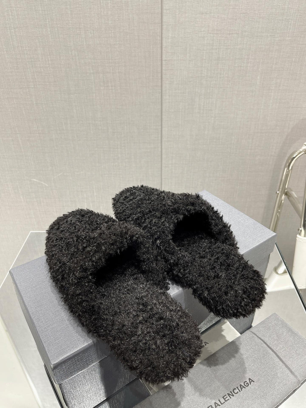 B-Sneakers