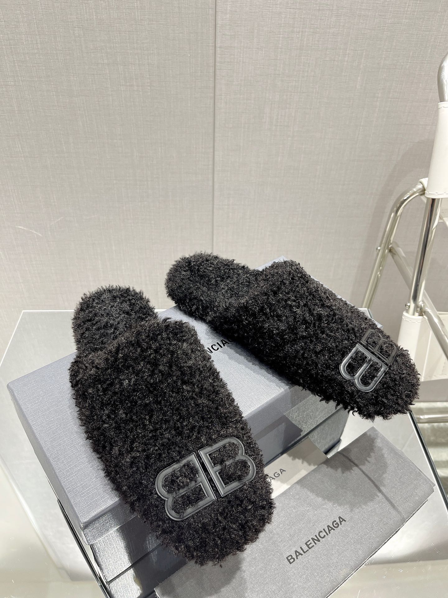 B-Sneakers