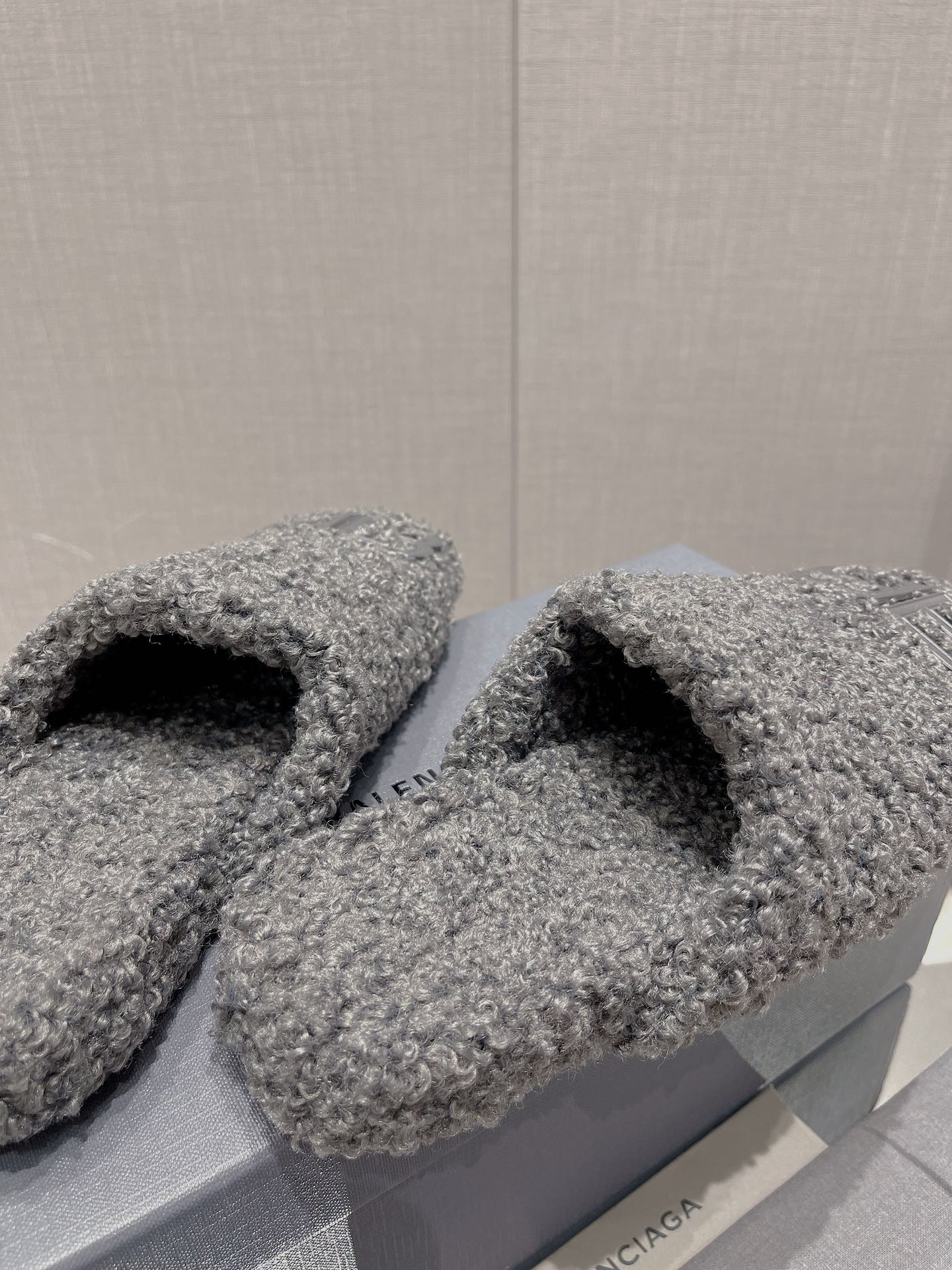 B-Sneakers