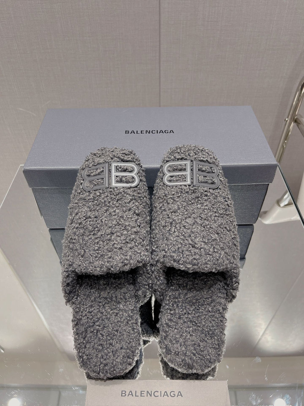 B-Sneakers