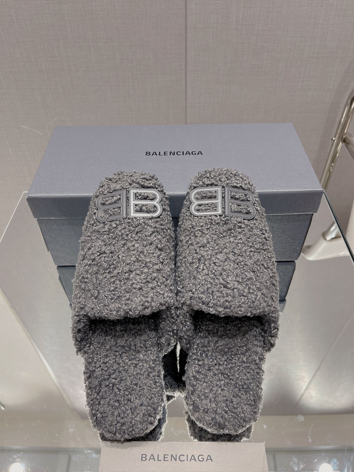 B-Sneakers