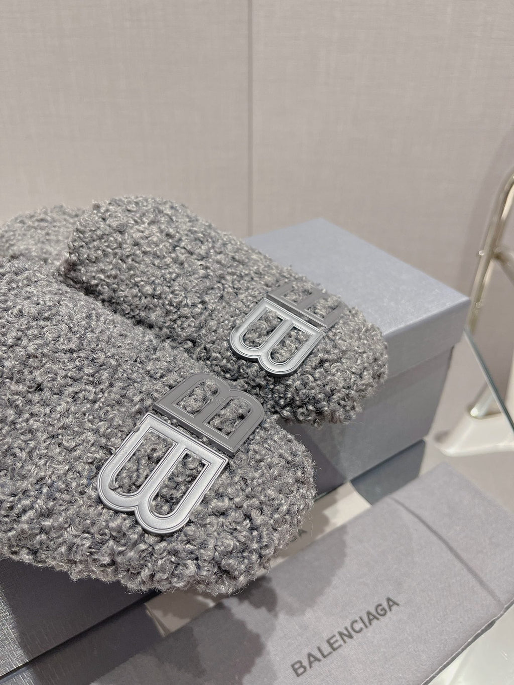 B-Sneakers