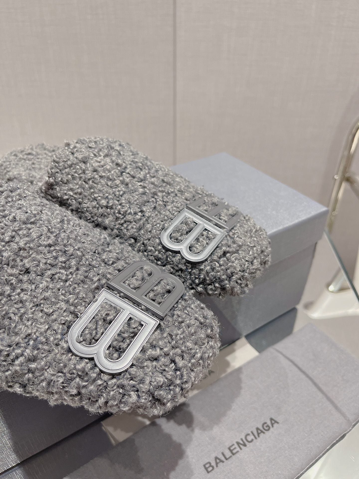 B-Sneakers