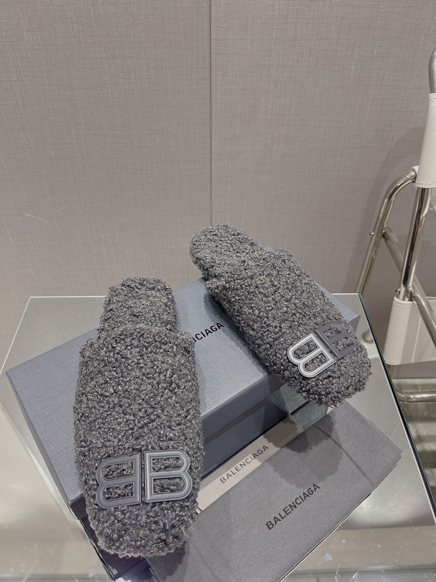B-Sneakers