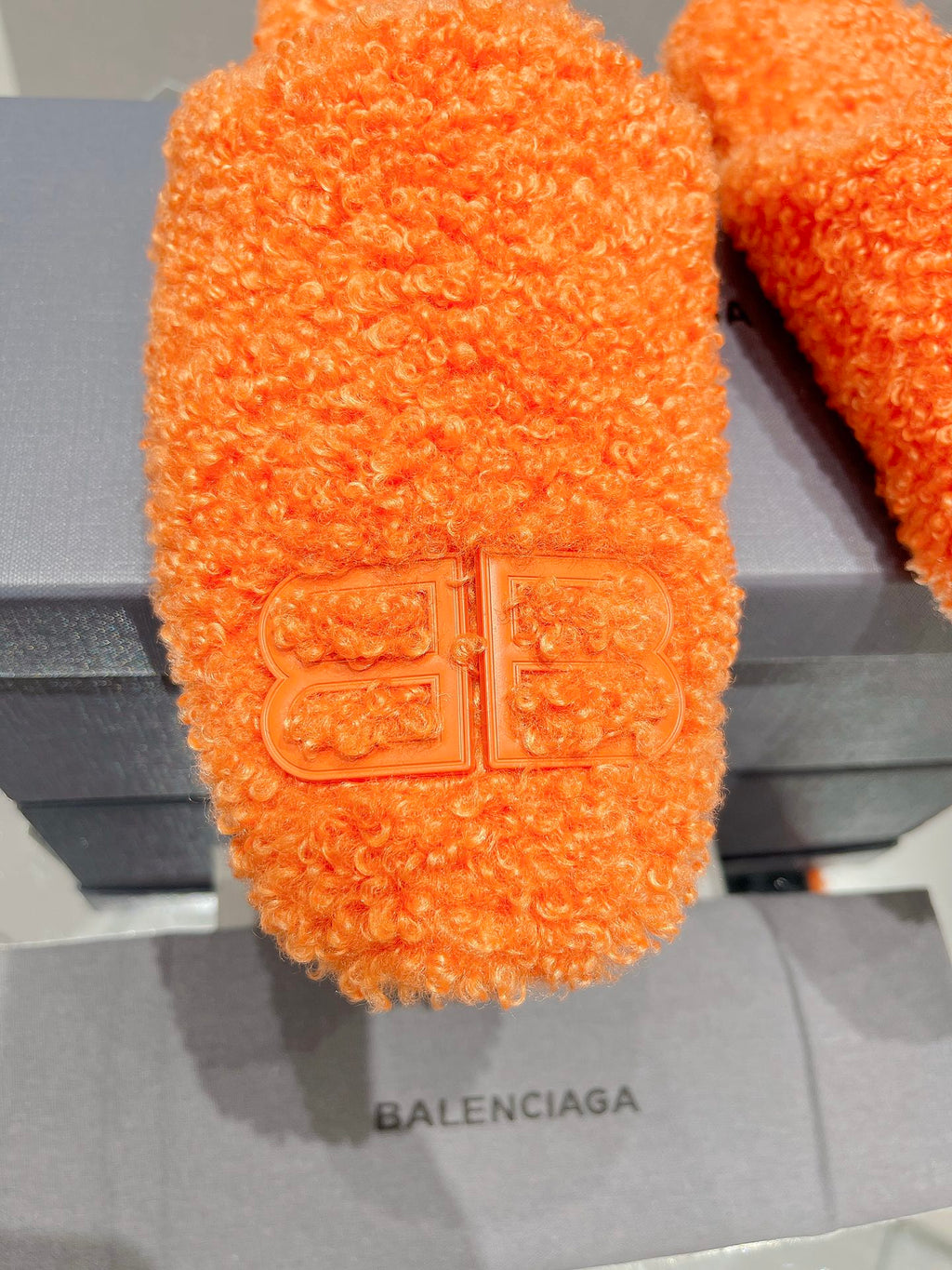 B-Sneakers