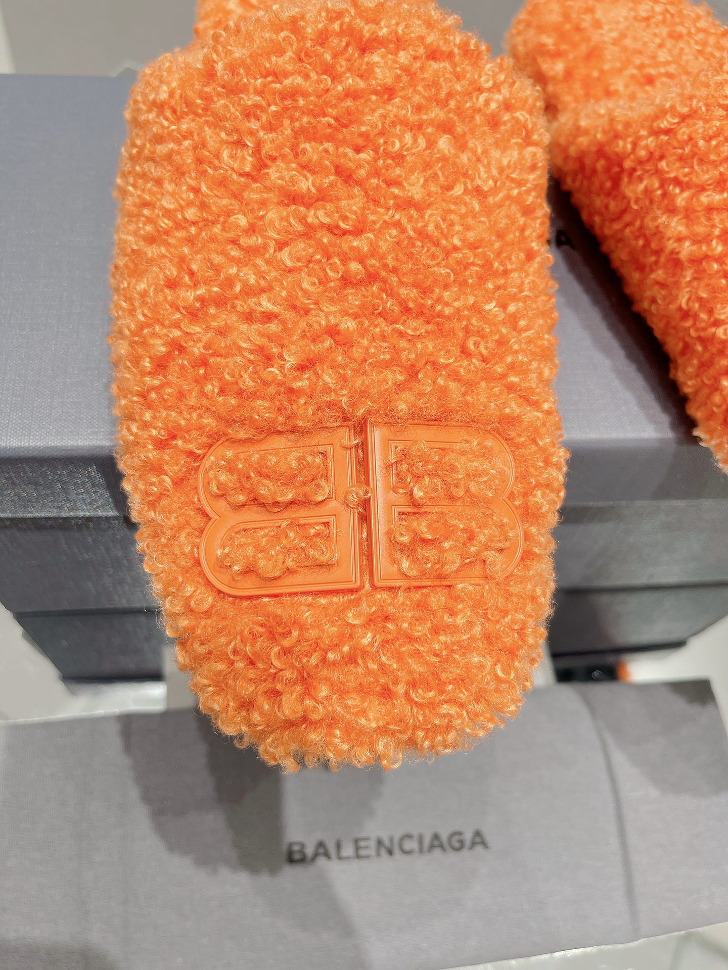 B-Sneakers