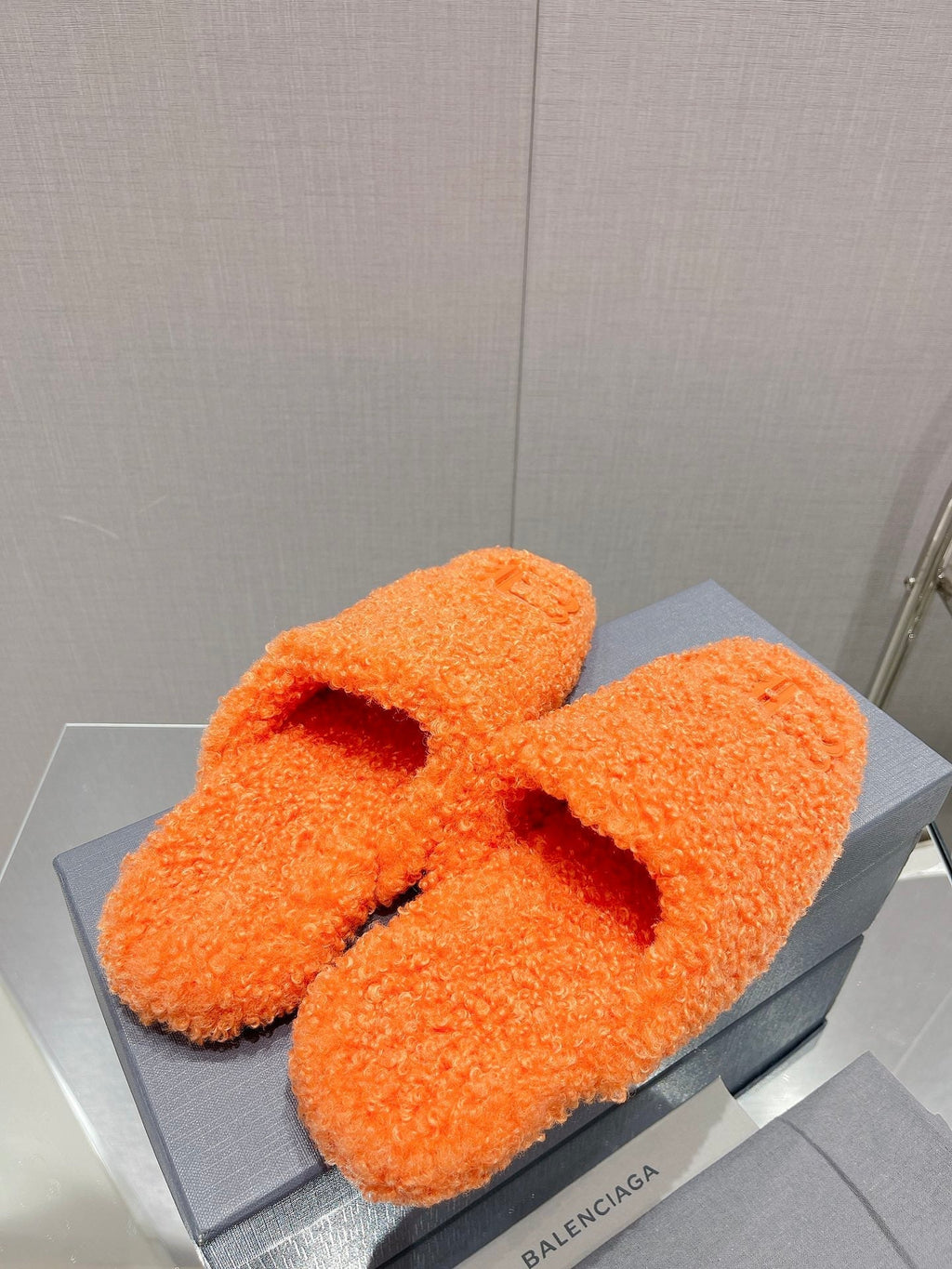 B-Sneakers