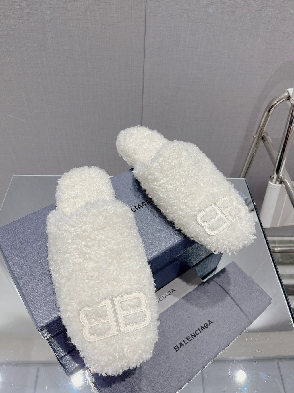 B-Sneakers