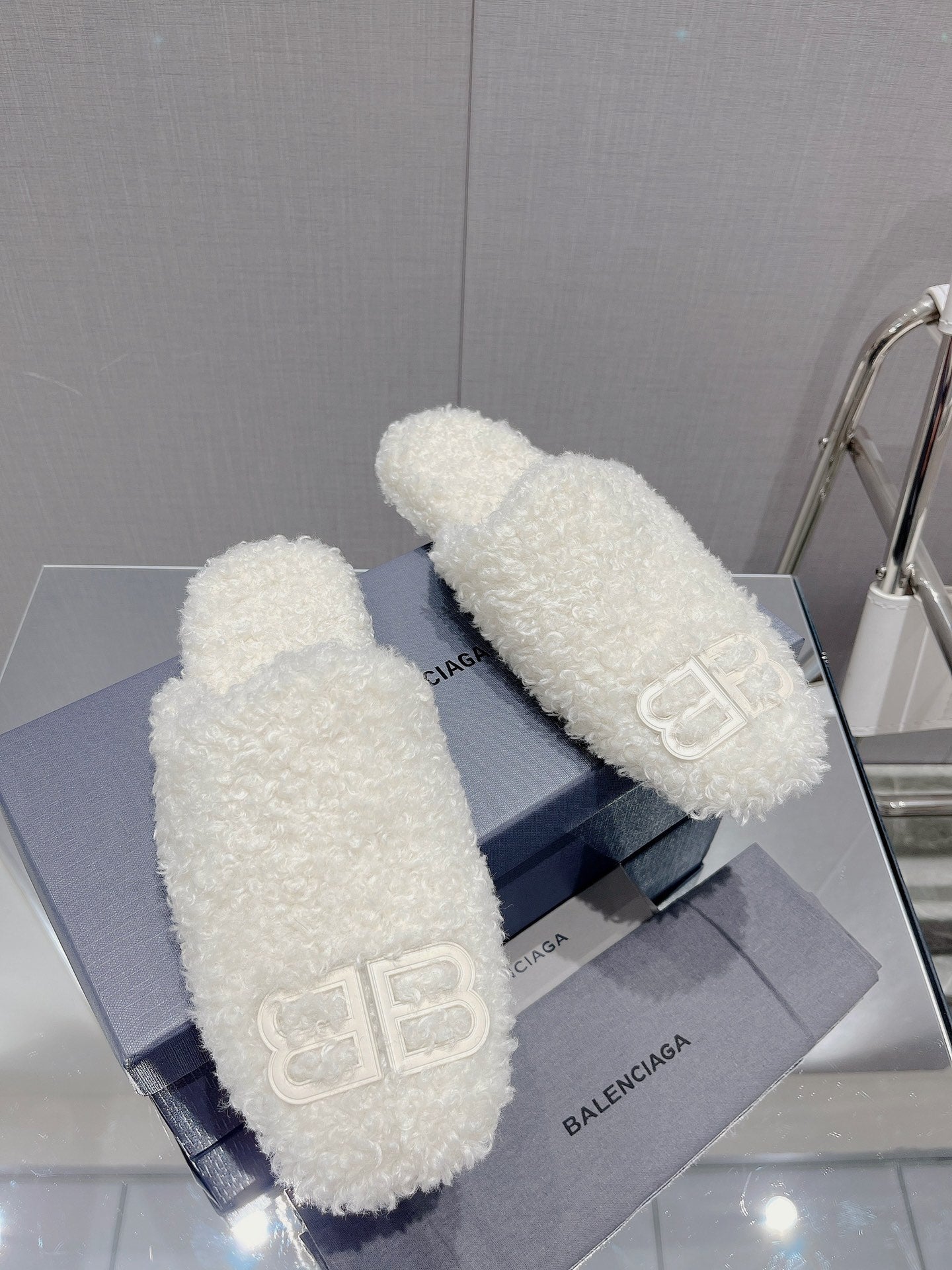 B-Sneakers