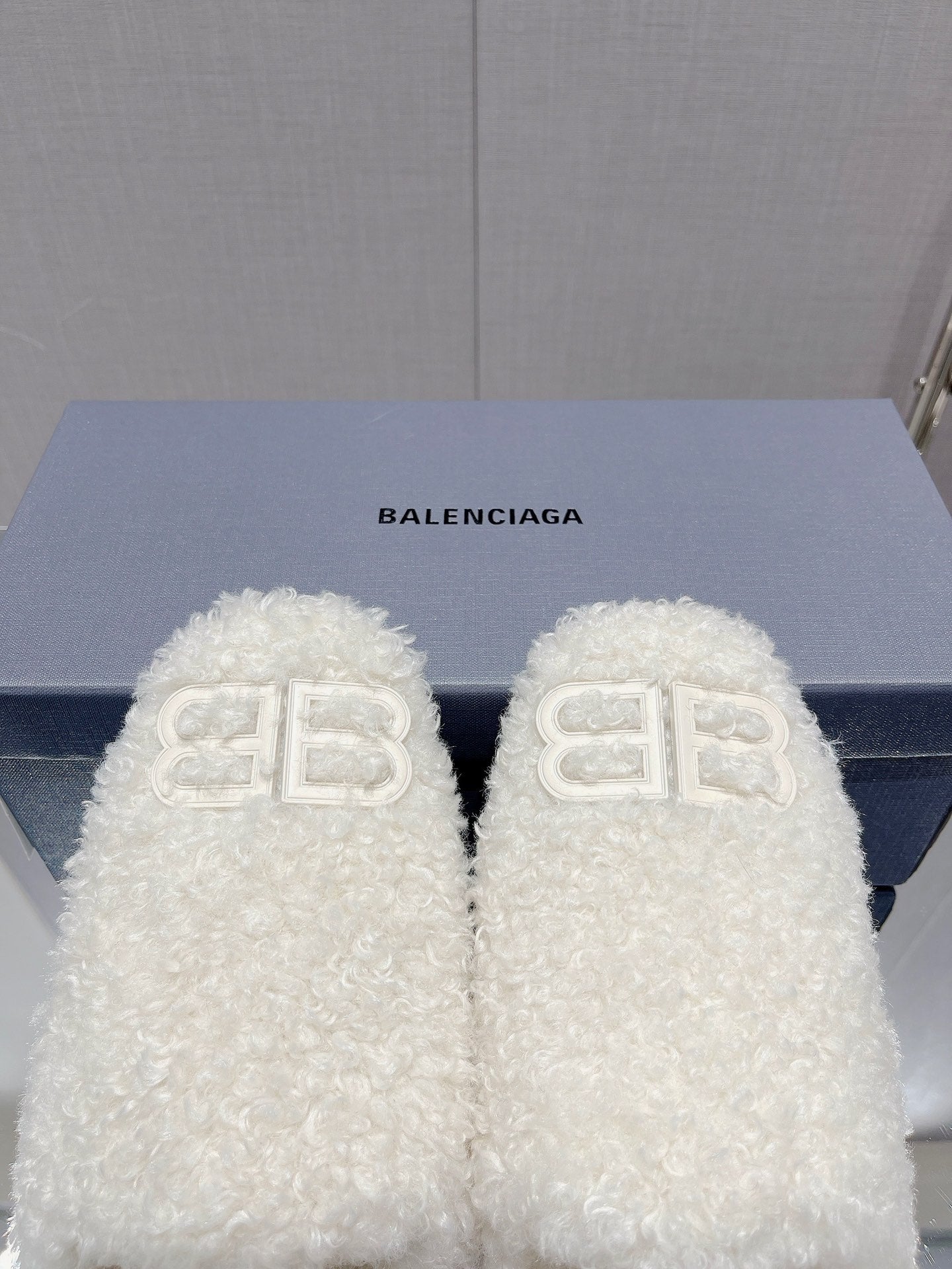 B-Sneakers