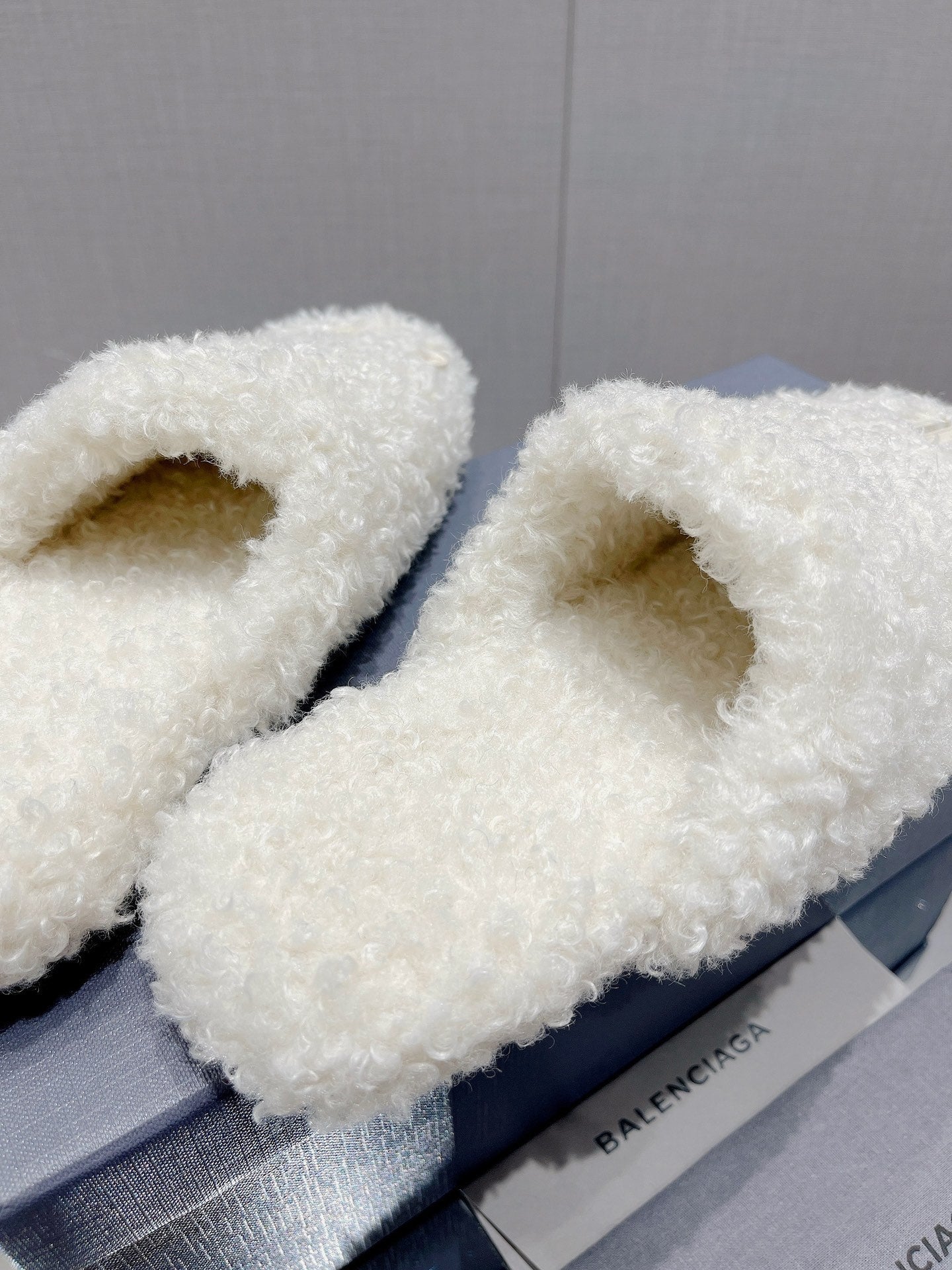 B-Sneakers