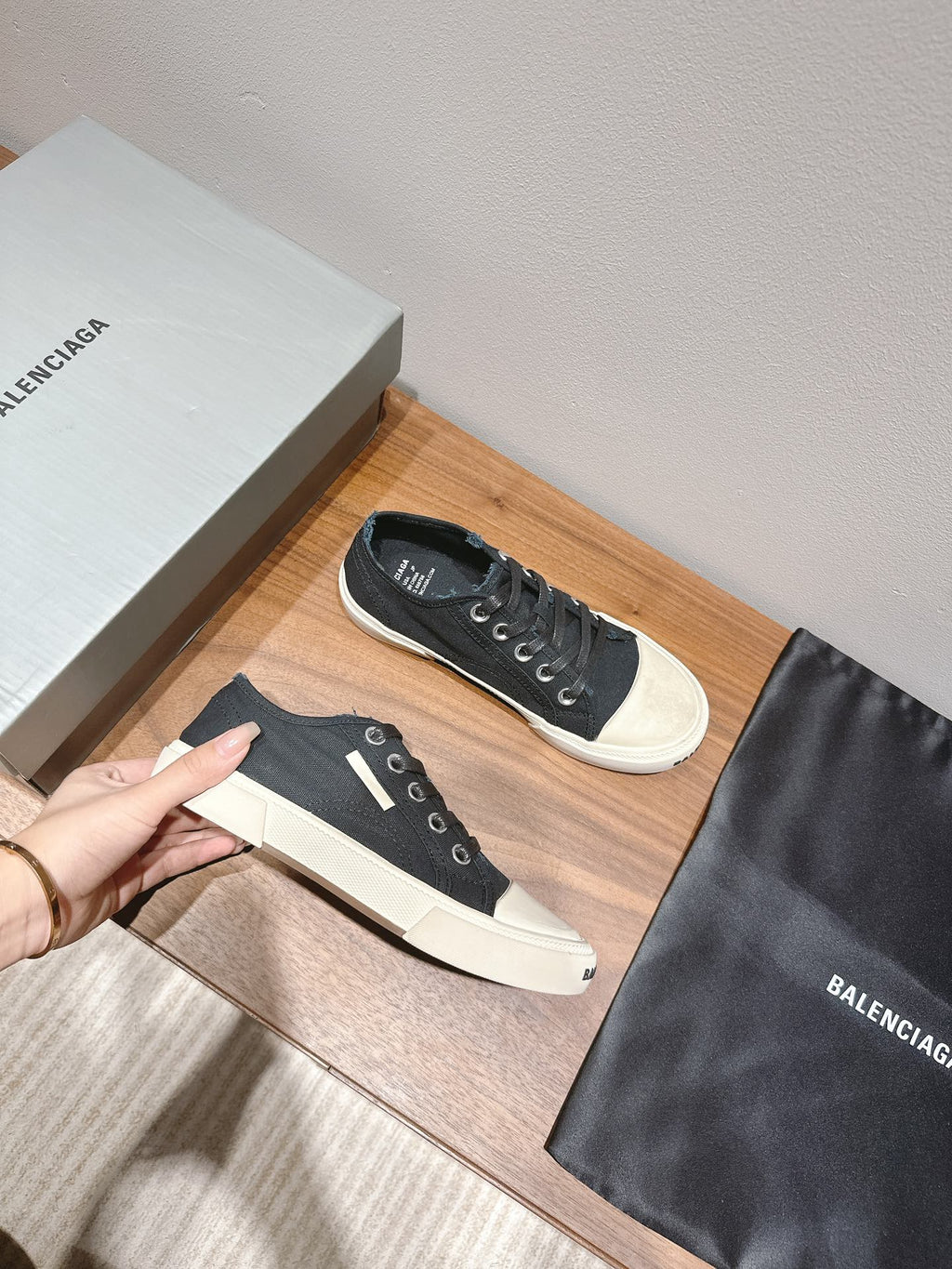 B-Sneakers
