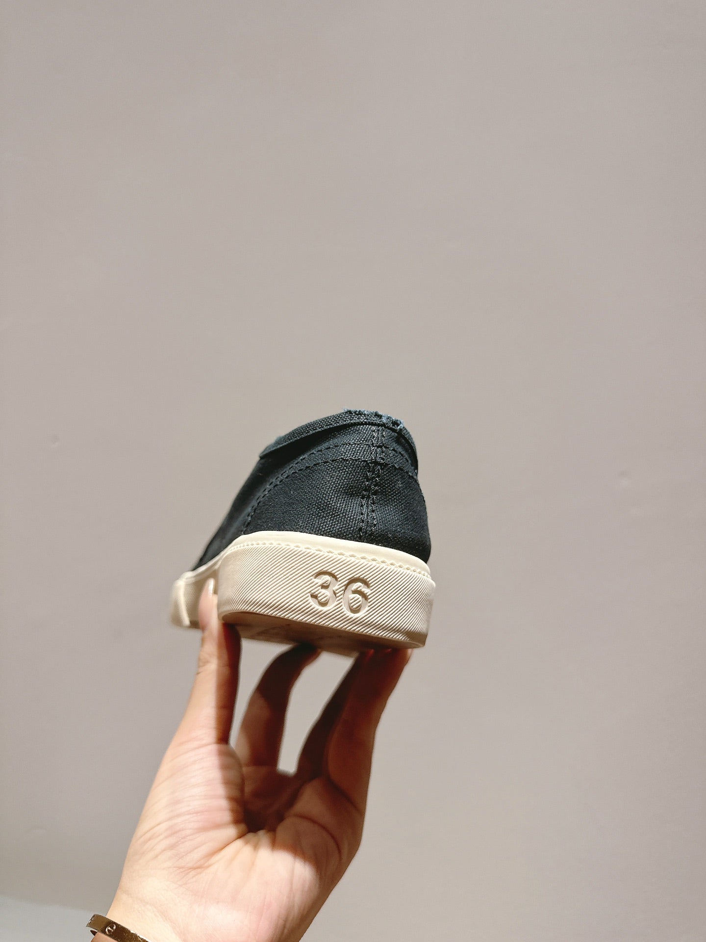 B-Sneakers