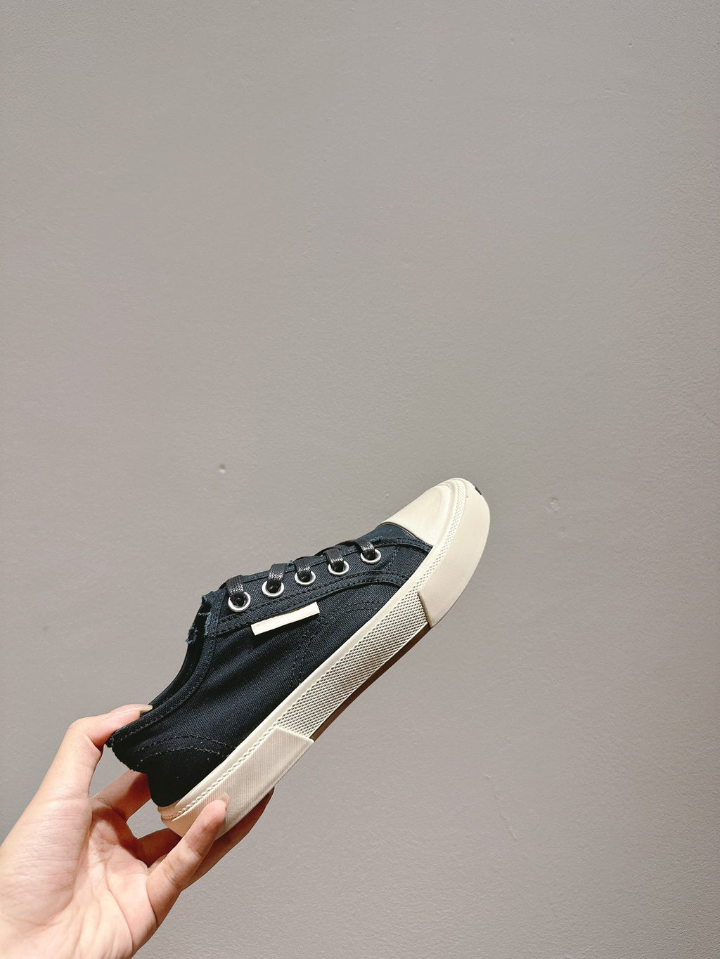 B-Sneakers
