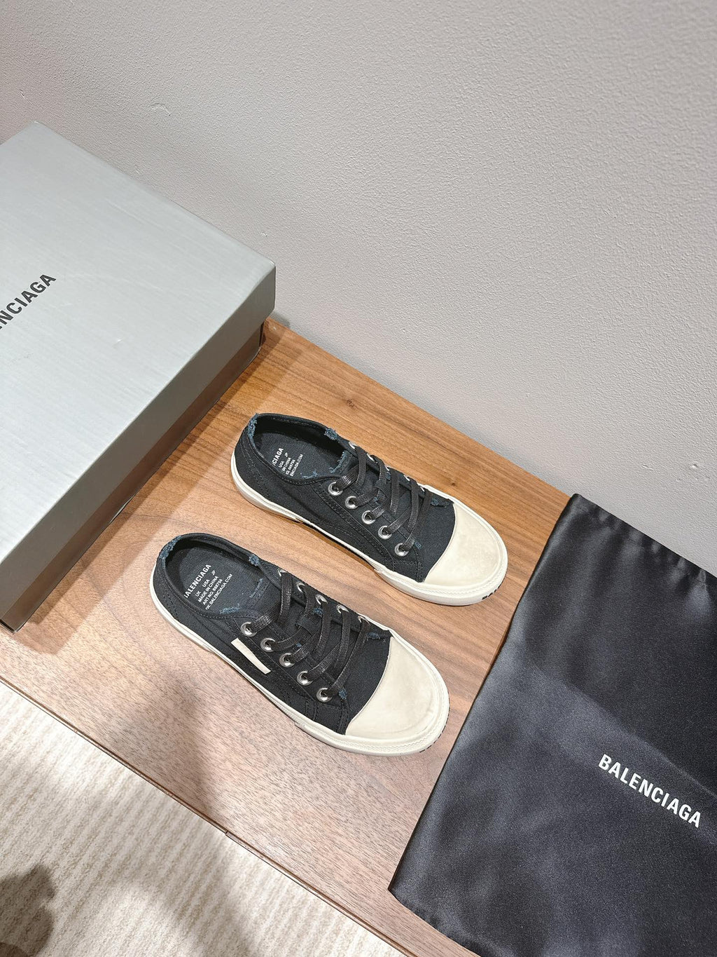 B-Sneakers