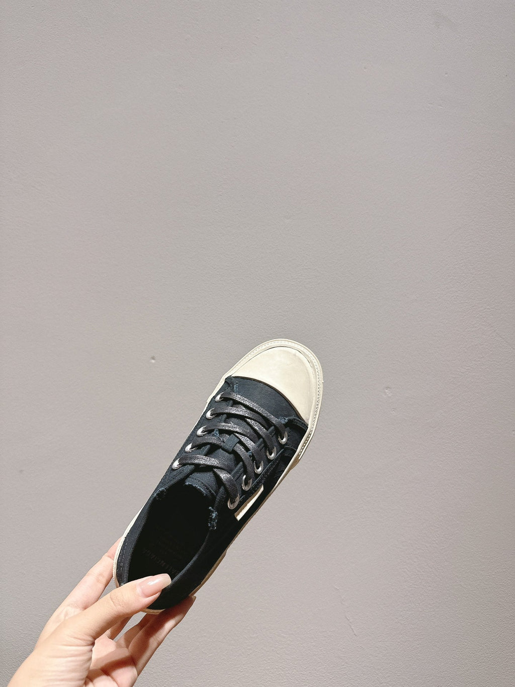 B-Sneakers