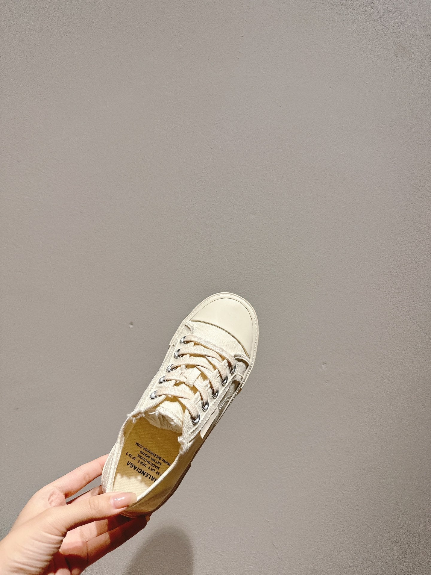 B-Sneakers