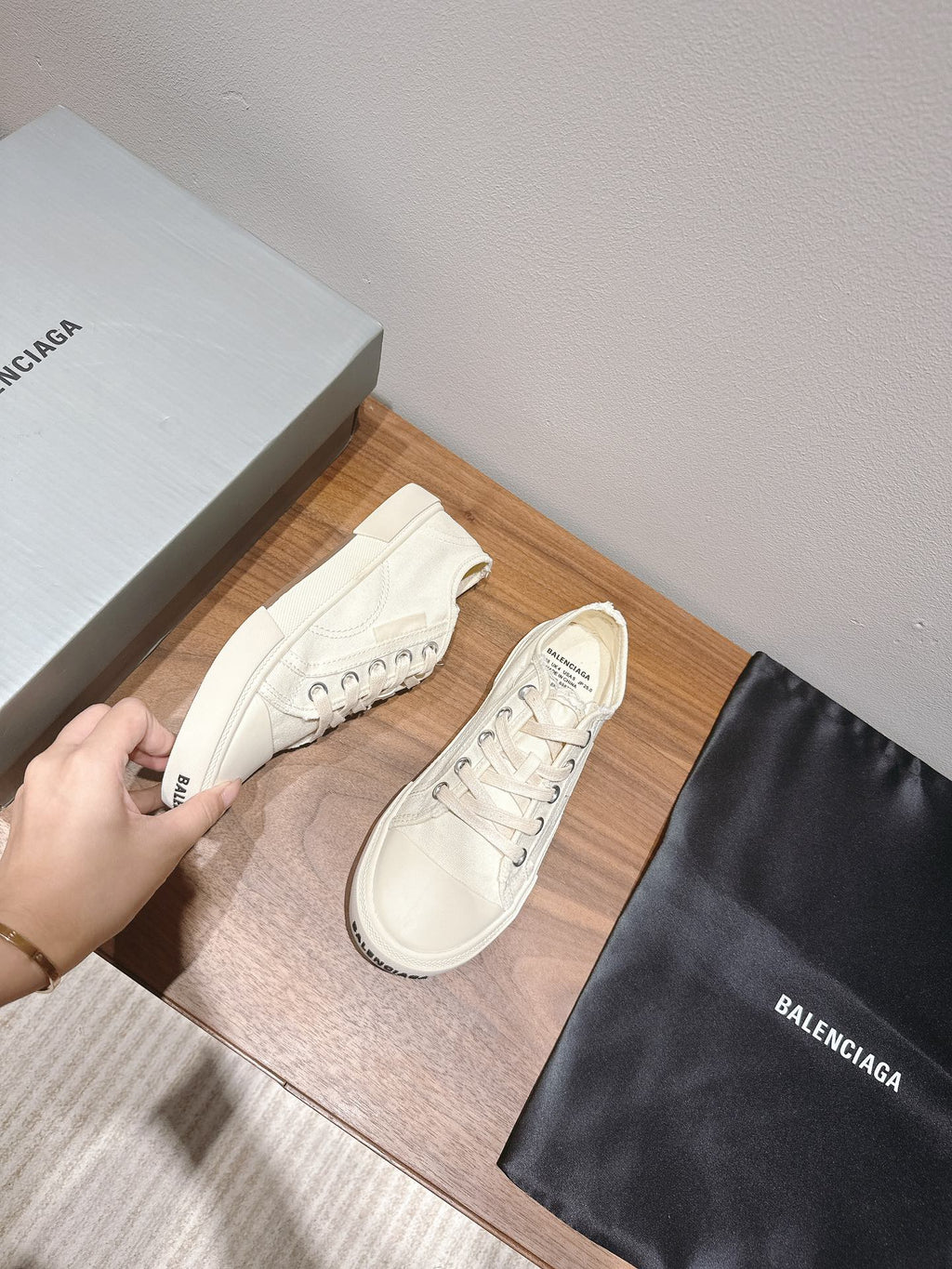 B-Sneakers