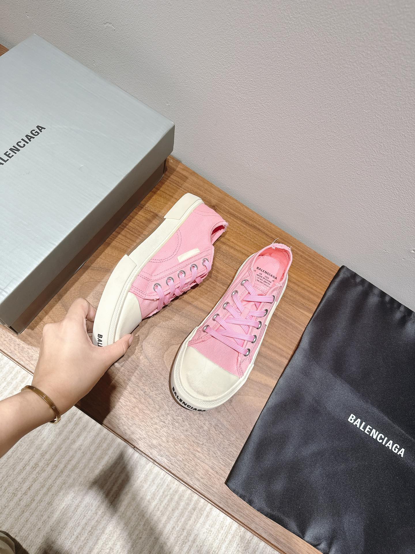 B-Sneakers