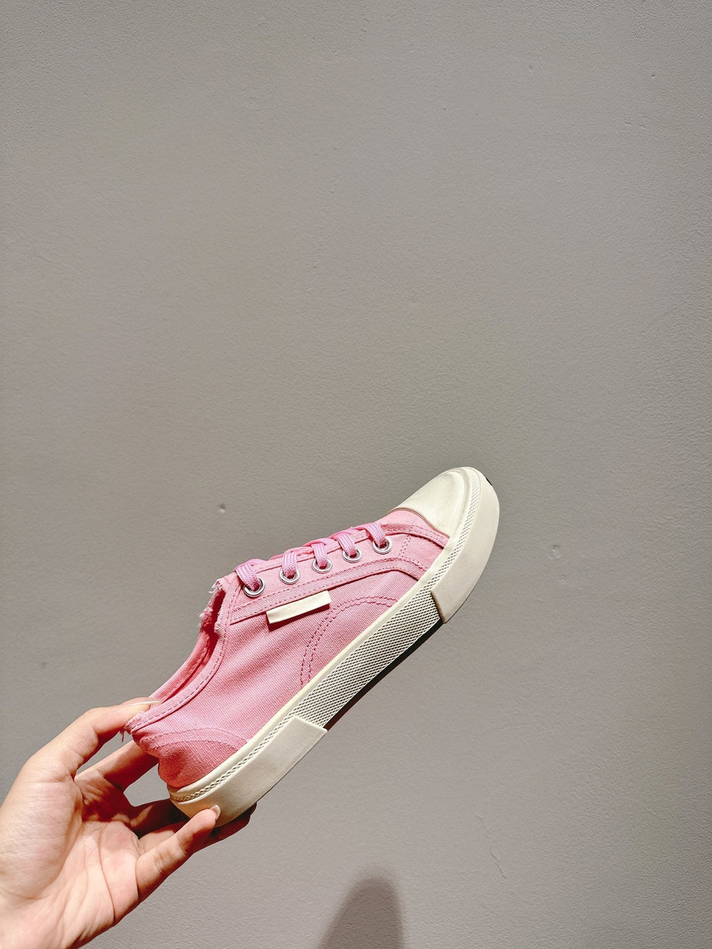 B-Sneakers