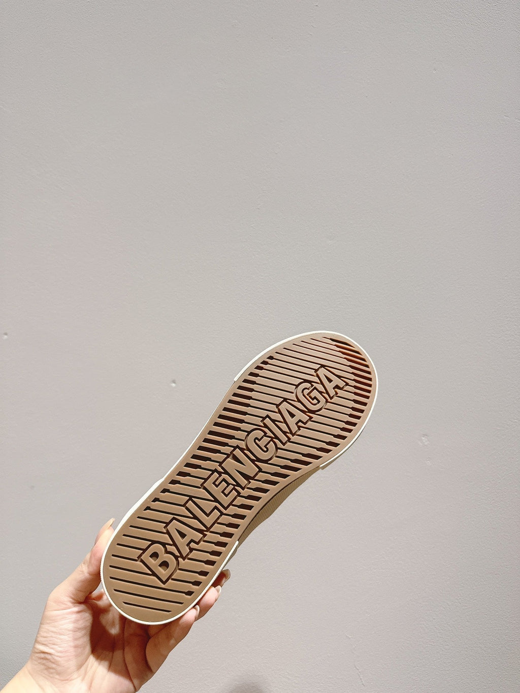 B-Sneakers