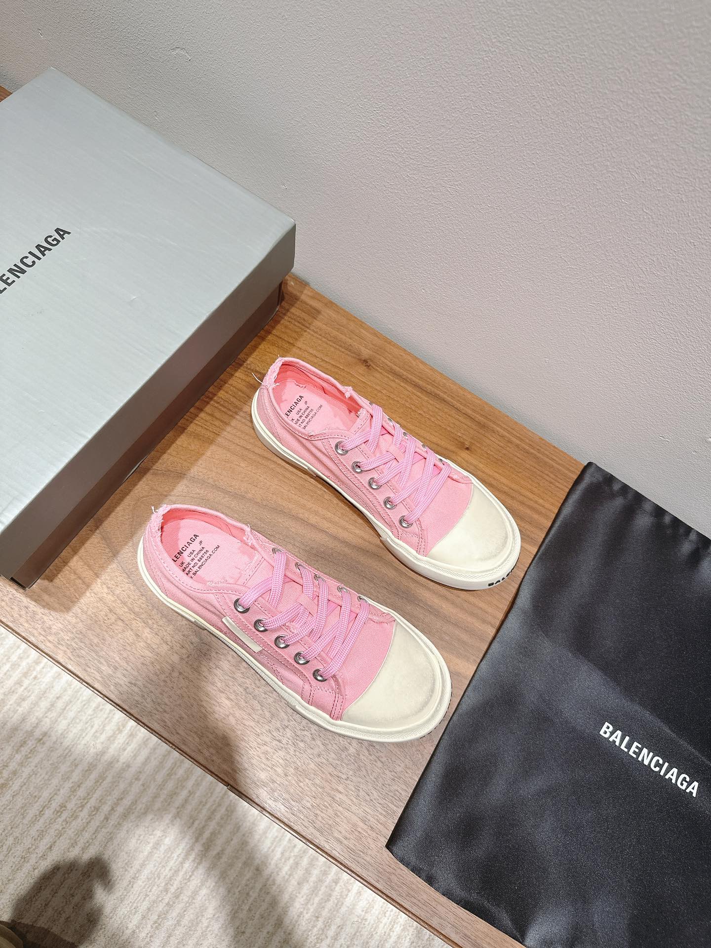 B-Sneakers