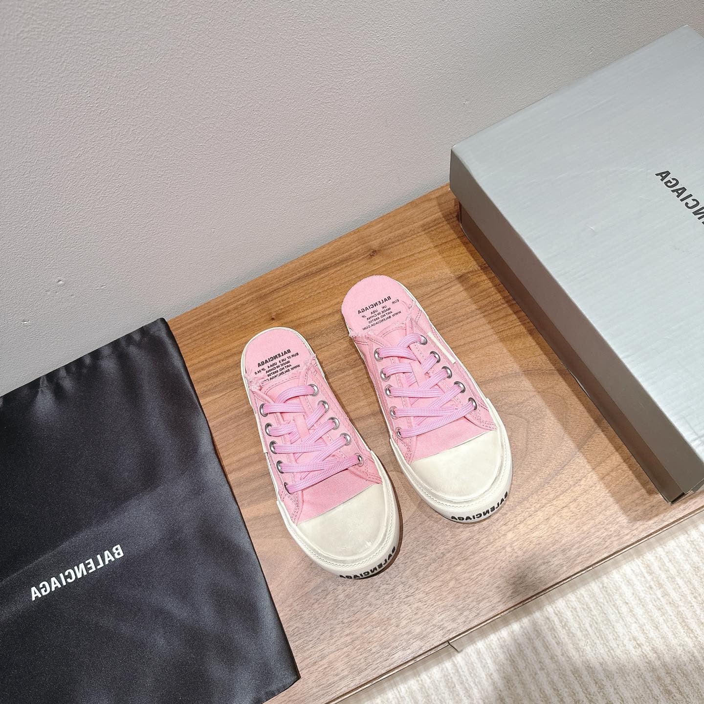 B-Sneakers