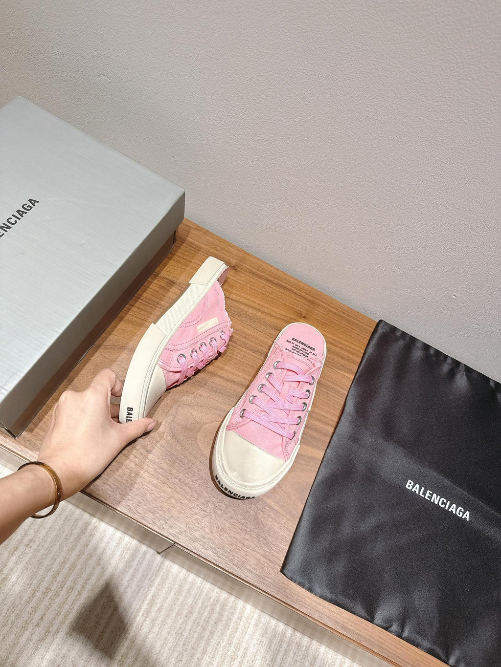 B-Sneakers