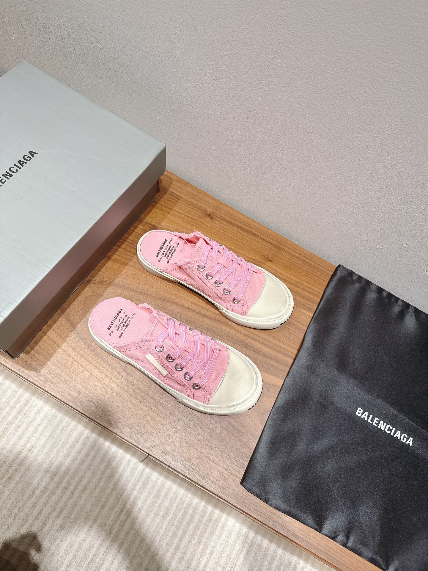 B-Sneakers