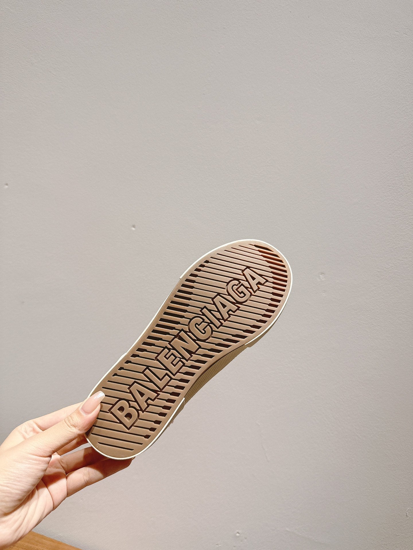 B-Sneakers