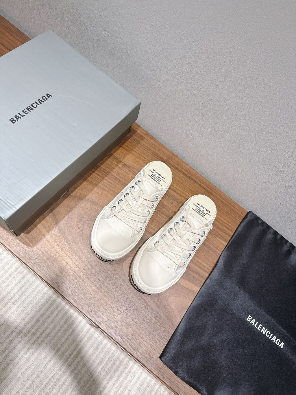 B-Sneakers