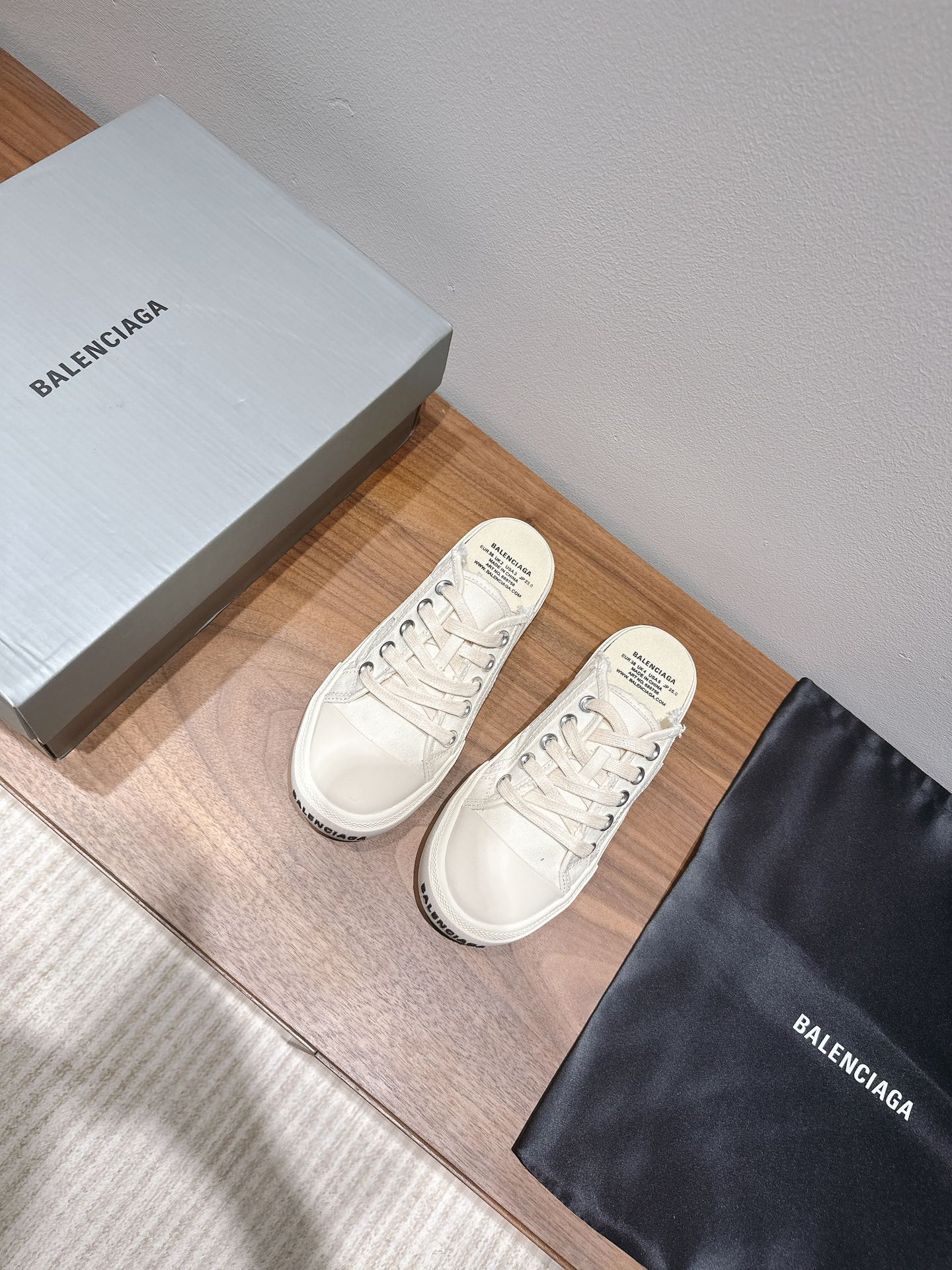 B-Sneakers
