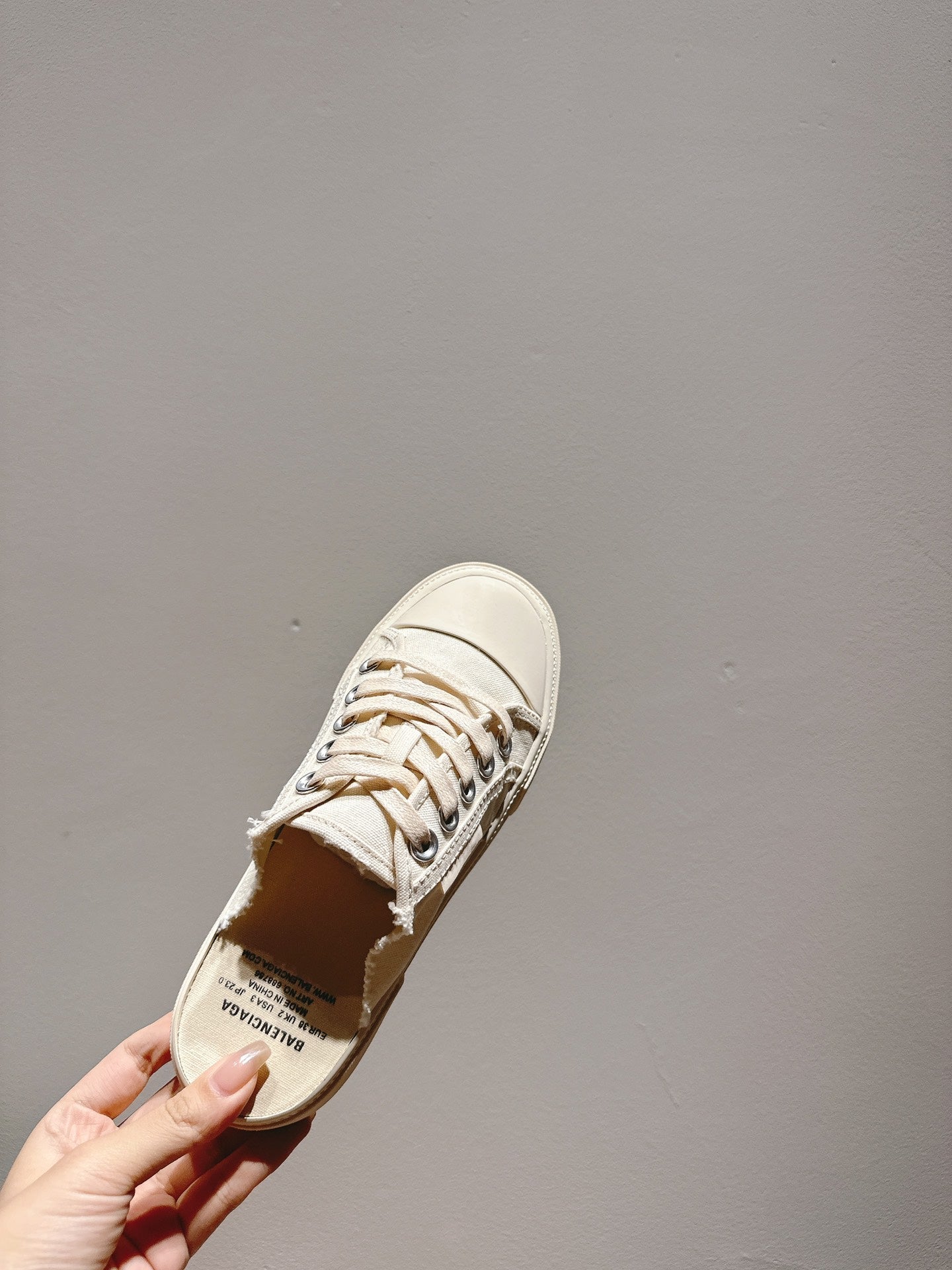 B-Sneakers