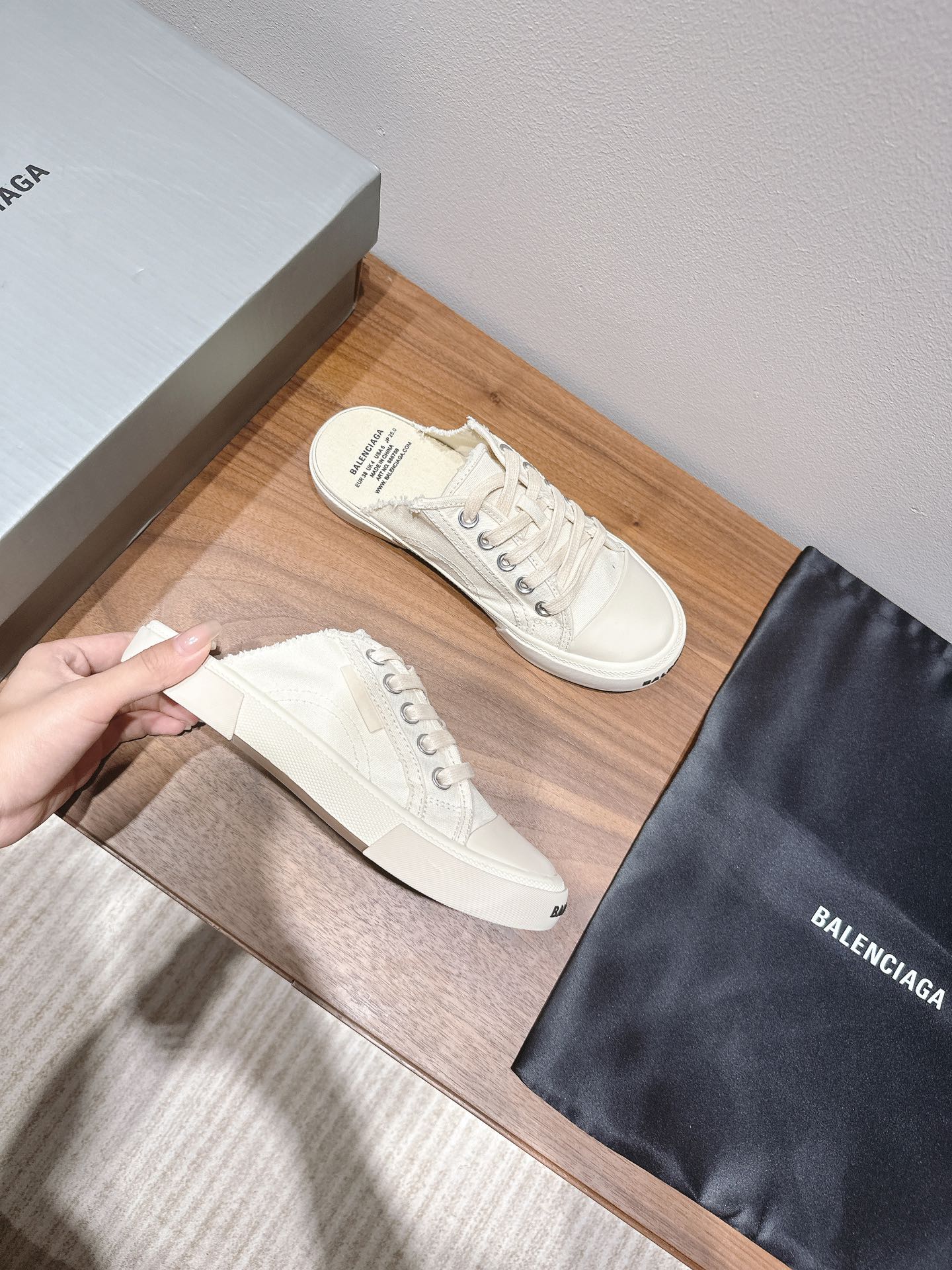 B-Sneakers