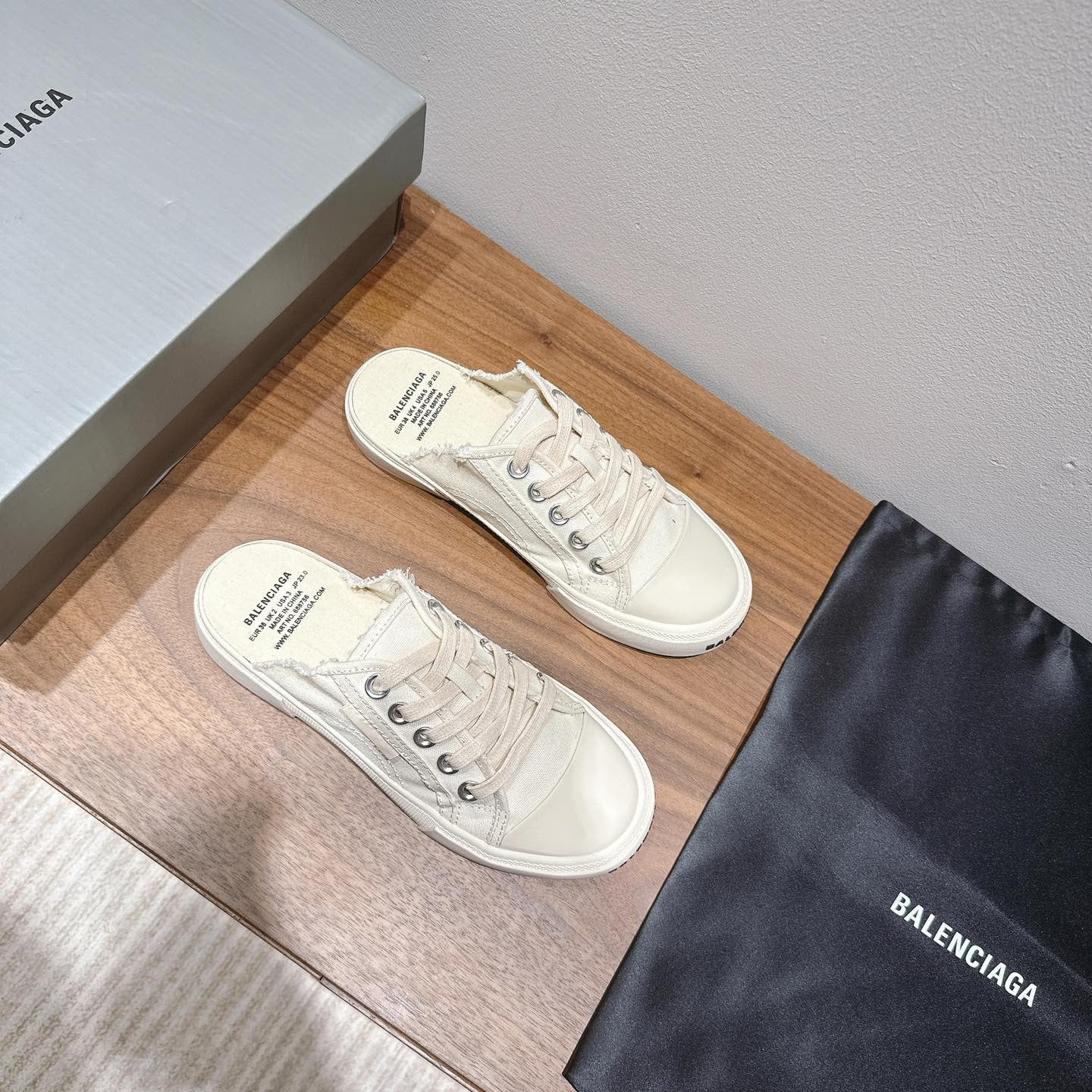 B-Sneakers