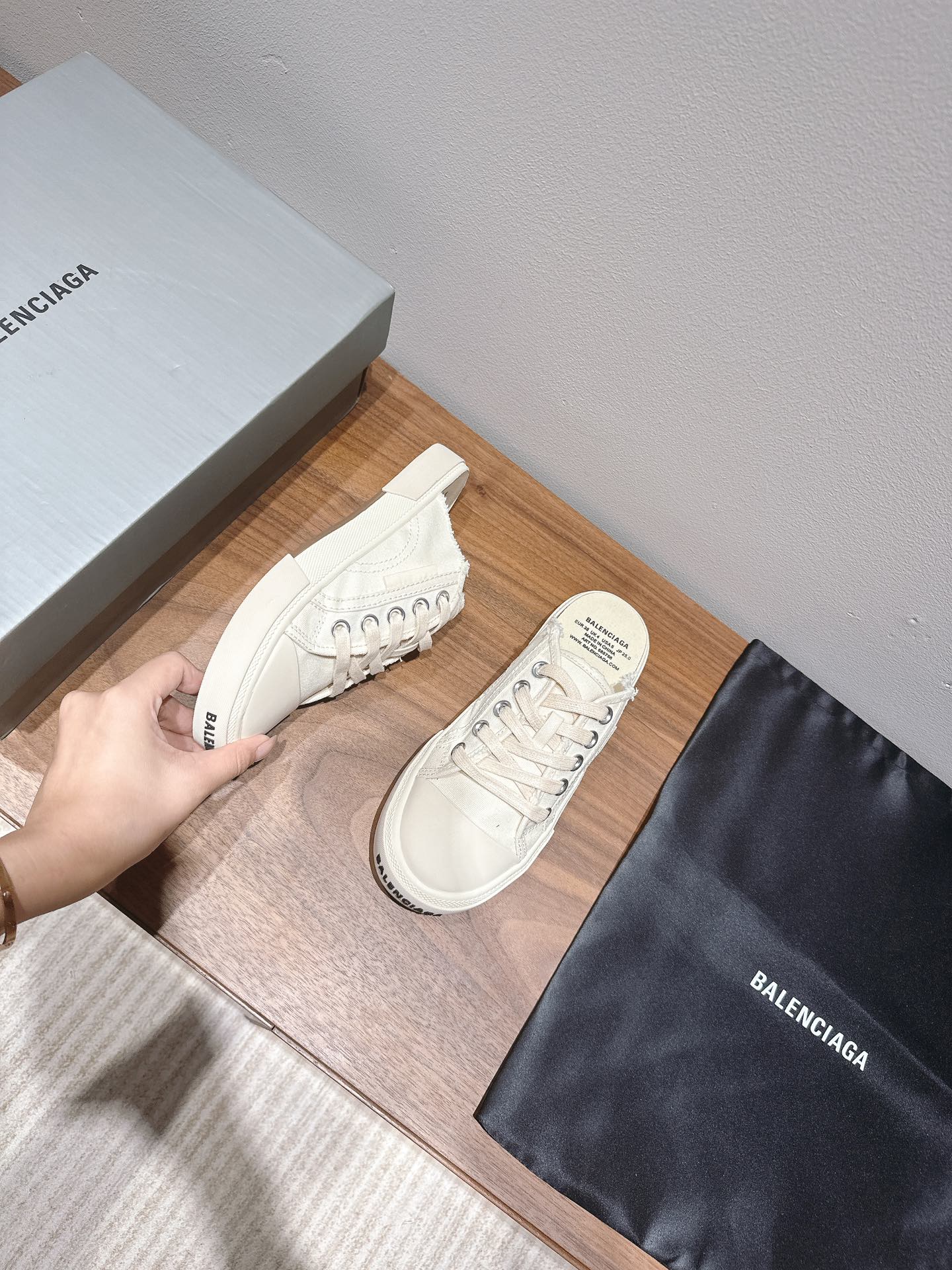 B-Sneakers