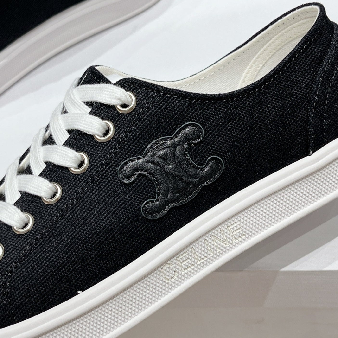 S-Sneakers