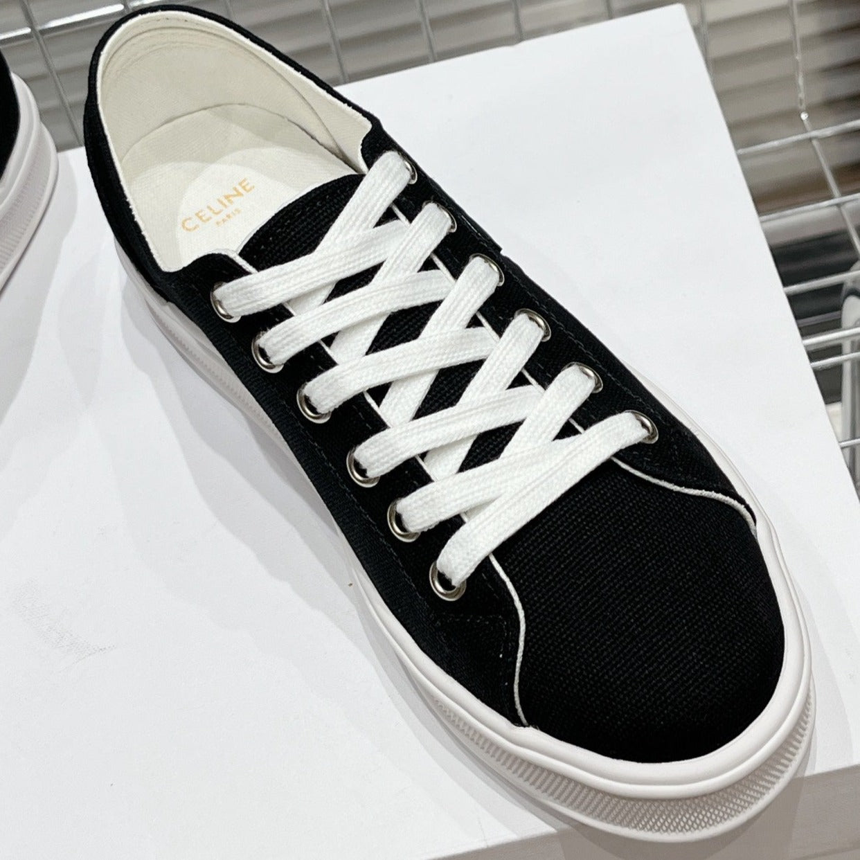 S-Sneakers